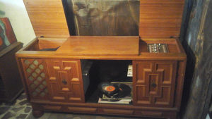 Prodajem antiknu komodu radio,gramofon