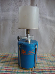 Kamperska lampa i dvije baterijske lampe
