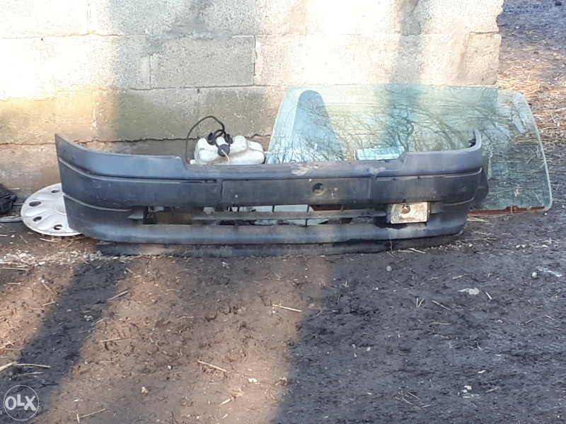 Prednji branik renault clio 1