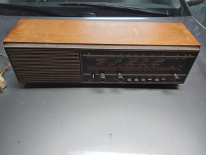 Starina. Antikvitet. Stari radio aparat. Ispravan.