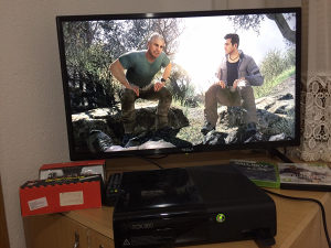 XBOX 360 + 1 ORIGINAL  IGRA  +  NOV JOYSTICK - AKCIJA
