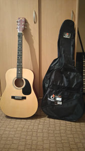 akustična Gitara, zajedno sa futrolom za ramena