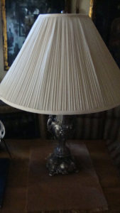 Antikvitetna komodna lampa