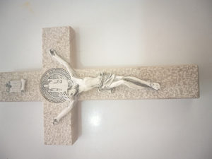 Križ Sv.Benedikt,Bracki kamen.