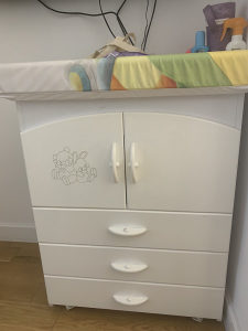 Komoda za bebe sa podlogom za presvlacenje