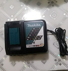 Punjač MAKITA