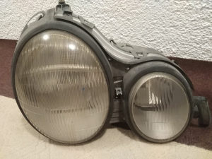 Desni far mercedes e 200 w210