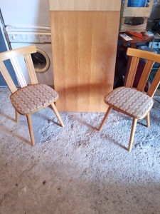 Stol i dvije stolice