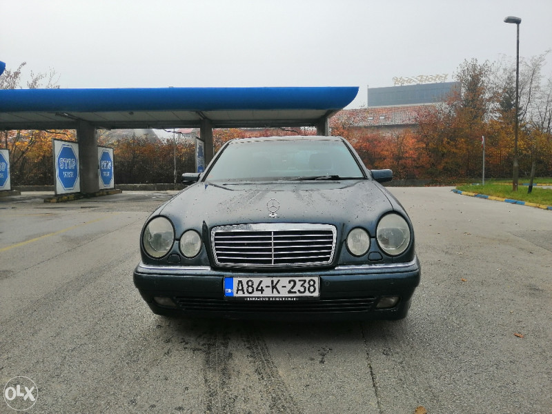 Mercedes-Benz E 200 Benzin-plin ful oprema
