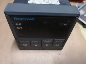 Univerzalni Digitalni kontroler udc2300