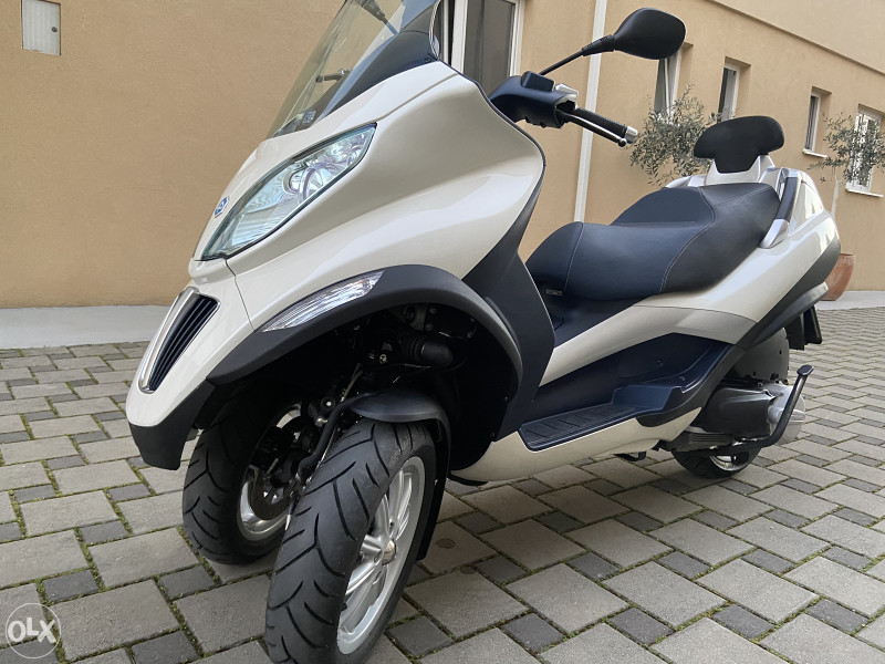 Piaggio Mp3 Modelli Piaggio 2021 Piaggio MP3 300 HPE Wheel Lock - Main Image