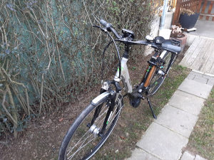 Elektricno biciklo sa punjacem baterija defekt