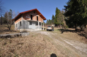 PRODAJE se kuća u Rakovici sa 2200 m2 zemljišta