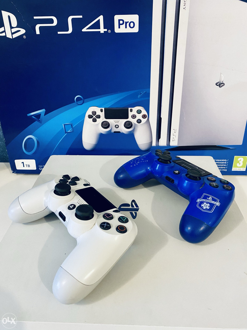 PS4 PRO 1TB 2 dzojstika (bijeli i plavi)