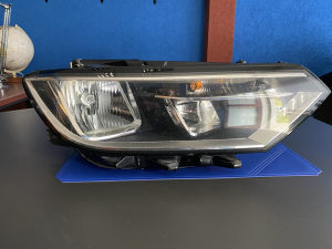 DESNI FAR VW B8 passat BEZ OSTECENJA SA SIJALICAMA