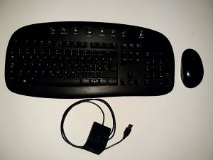 Logitech bežična tastatura i miš