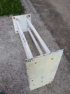 Metalni nosac za kos