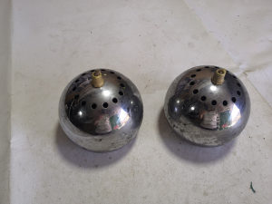 Dvije metalne kugle lampe