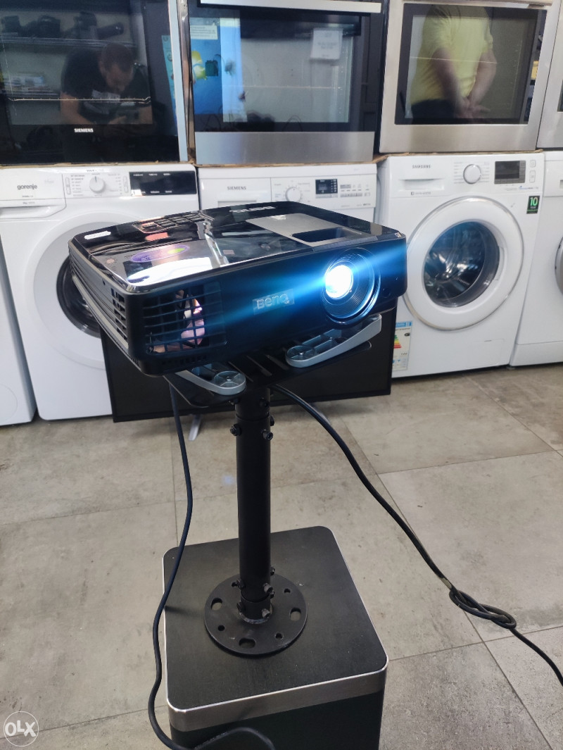 Benq projektor + zidni nosač Projektori OLX.ba