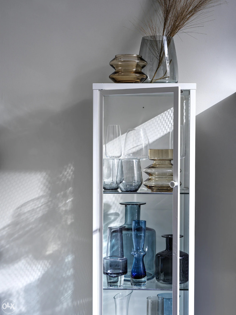 Staklena vitrina ikea