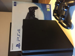 PlayStation 4 1TB sa 2 dzojstika