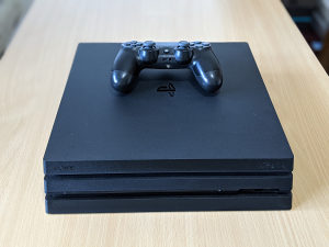 PlayStation (PS4) 4 Pro 1TB 4K + igre