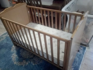 krevetac za bebe, drveni sa madracom