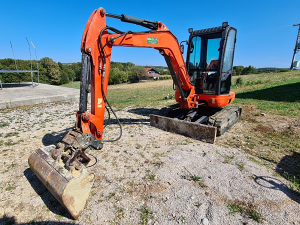 BAGER KUBOTA ES 400 ZT 4 TONE 2008 GODINA
