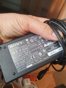 Sony punjac adapter 19v 4.35a sa iglicom