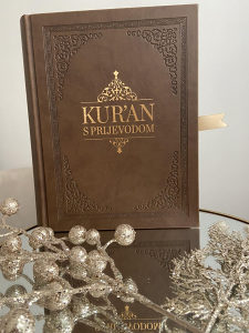 Kur'an sa prijevodom u zlatnom hrbatu sa kutijom