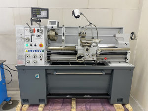 UWM 400 x 1000 tokarski stroj