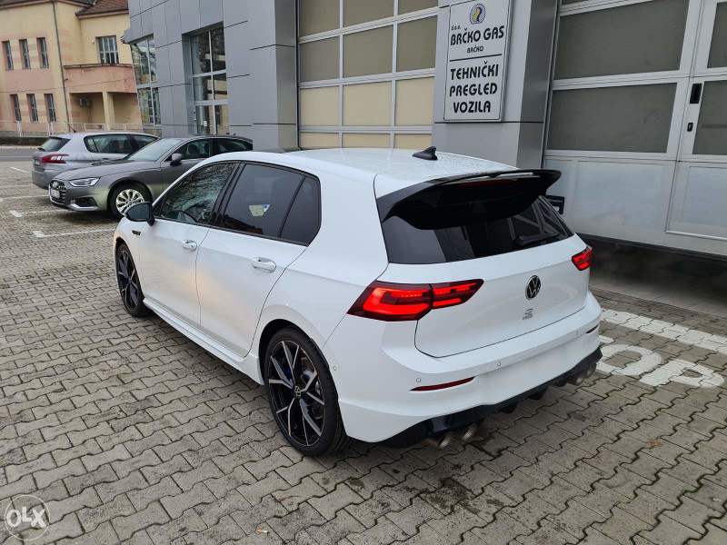 VW Golf 8 R 2.0 TSI 4Motion 320 ks Akrapovič