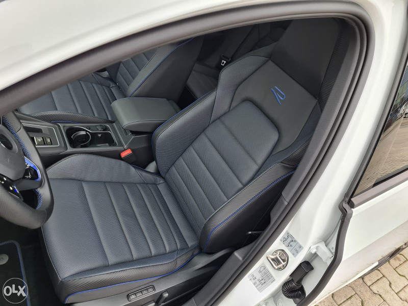 VW Golf 8 R 2.0 TSI 4Motion 320 ks Akrapovič