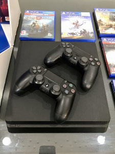 Ps4 slim 500 gb 2 kontrolera VR naocale 7 igrica