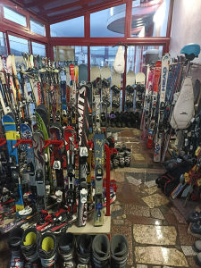 Prodajem skije i skijašku opremu i vršimo servis istog