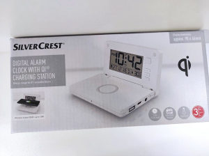 Digitalni alarm sat s bežičnim QI punjačem za mobitel