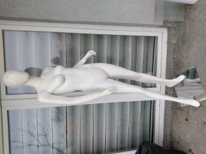 Lutka zenska, oprema za butik, inventar