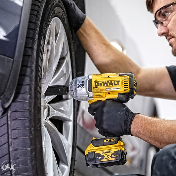 DeWALT aku udarni odvijač XR BL DCF899N Solo 18V 950Nm