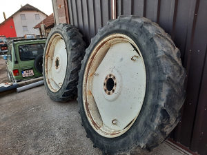 Gume traktorske uske 4 komada sa felgama
