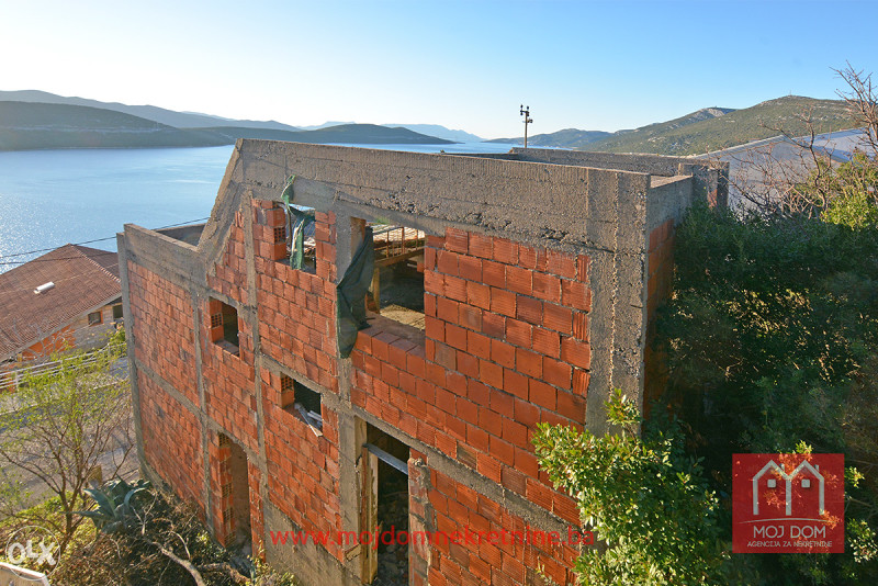 Kuća u izgradnji sa dvije garaže i pogledom, Neum