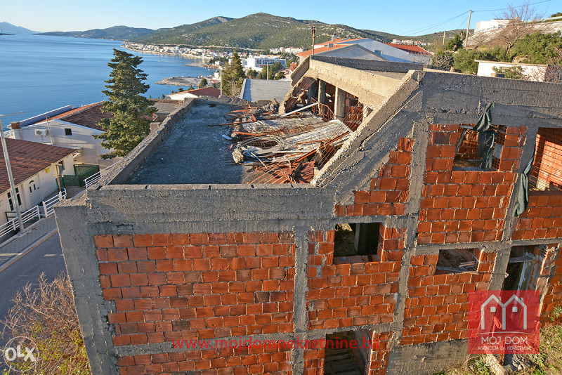 Kuća u izgradnji sa dvije garaže i pogledom, Neum