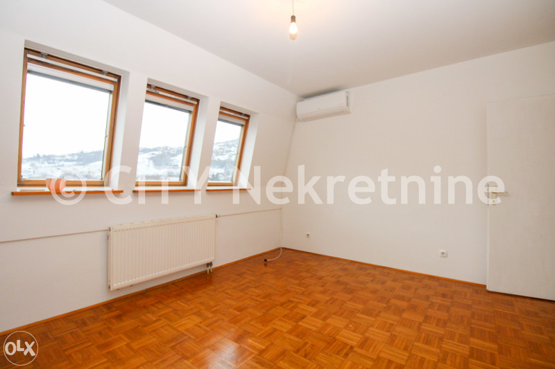 Trosoban nenamješten stan - Centar - Šip - 66 m2