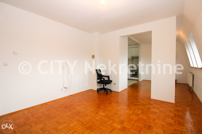 Trosoban nenamješten stan - Centar - Šip - 66 m2