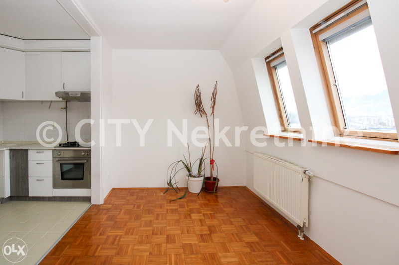 Trosoban nenamješten stan - Centar - Šip - 66 m2