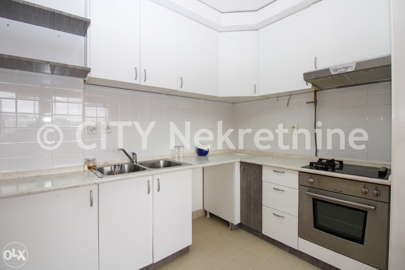 Trosoban nenamješten stan - Centar - Šip - 66 m2