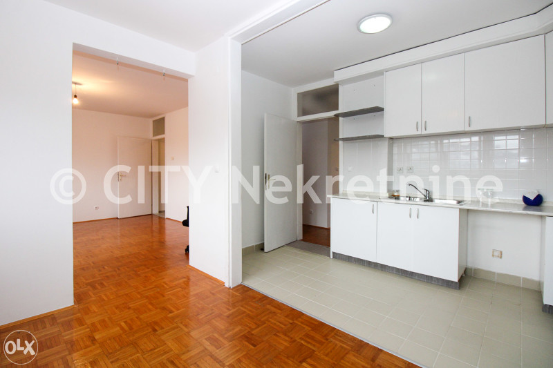 Trosoban nenamješten stan - Centar - Šip - 66 m2