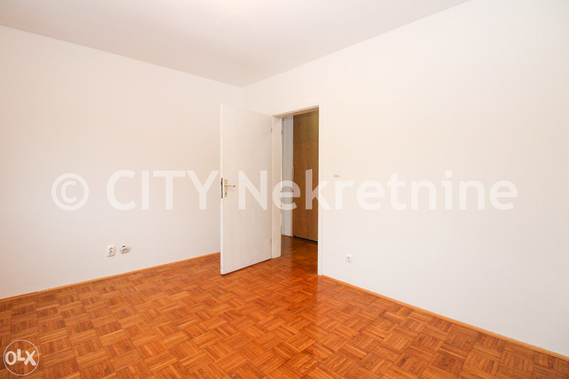 Trosoban nenamješten stan - Centar - Šip - 66 m2