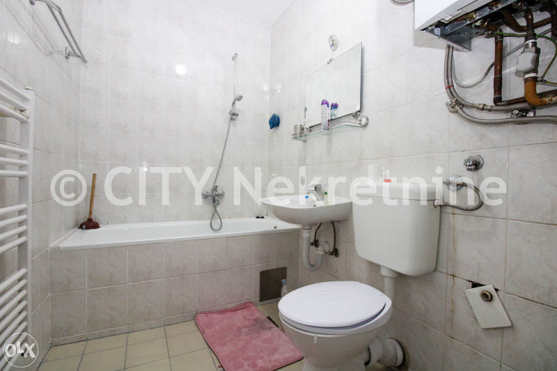 Trosoban nenamješten stan - Centar - Šip - 66 m2