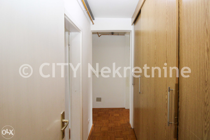 Trosoban nenamješten stan - Centar - Šip - 66 m2
