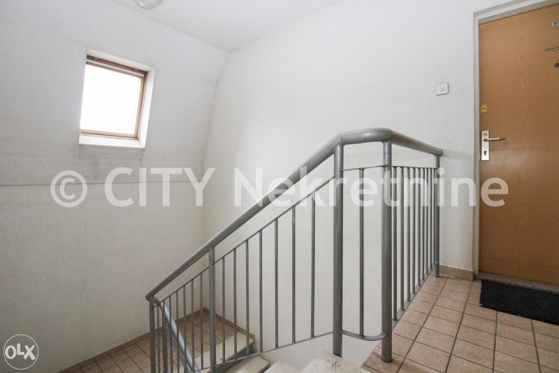 Trosoban nenamješten stan - Centar - Šip - 66 m2